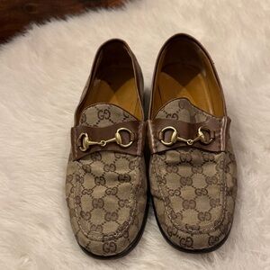 Gucci Men’s Tan Canvas Monogram Loafers w/ Gold Horsebit Size 10 1/2D pre-owned.